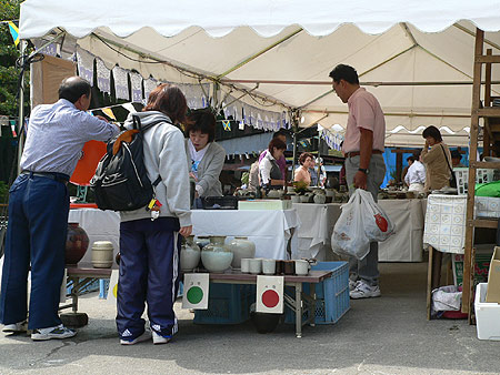 会場風景〜小久慈焼陶芸苑『秋の感謝祭』こはく街道