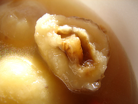 根菜・きのこ・豆腐・油揚げなどが入った、のどかな味のする