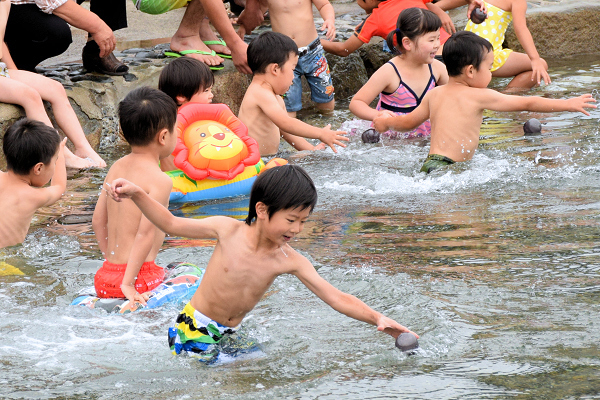 岩礁をくり抜いた侍浜海水プール開き